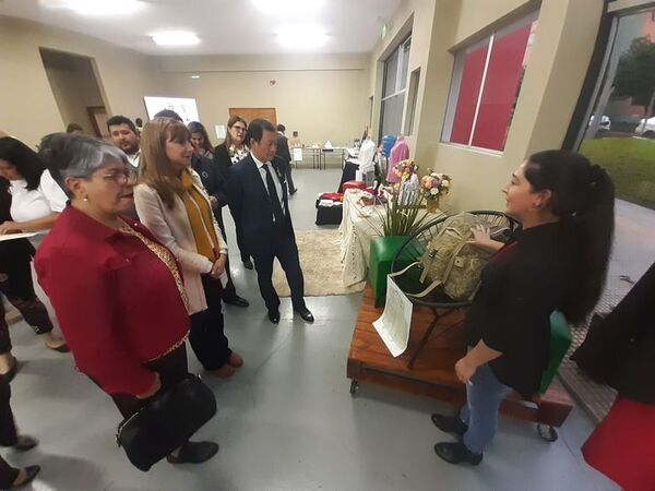 Presentan prendas e indumentarias en acto de clausura del curso de capacitación de mujeres - Nacionales - ABC Color