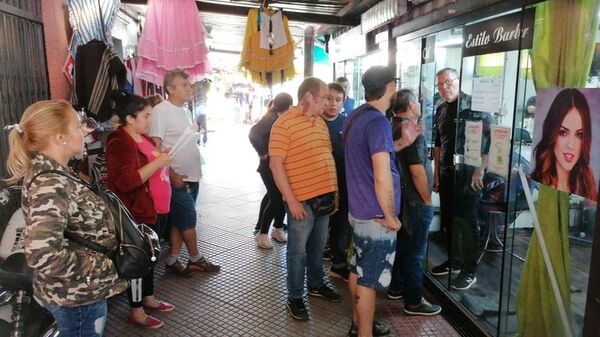 Mercado 4: Vendedores no quieren salir de Av. Pettirossi y presentarán recurso de amparo - Nacionales - ABC Color