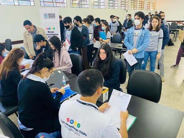 Estudiantes firmaron documento para usufructo de becas universitarias de Itaipu - .::Agencia IP::.