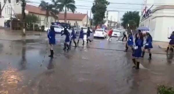 ¿Terquedad o patriotismo?: estudiantes y docentes desfilaron bajo la lluvia en Pedro Juan - Nacionales - ABC Color