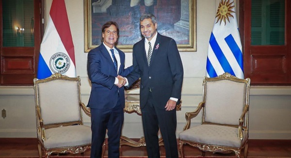 Presidente uruguayo rinde homenaje por Independencia y se reúne con Abdo