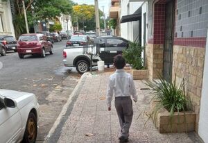 “Andá quejate a la muni si no te gusta”: peatones de Asunción sufren prepotencia en veredas - Nacionales - ABC Color