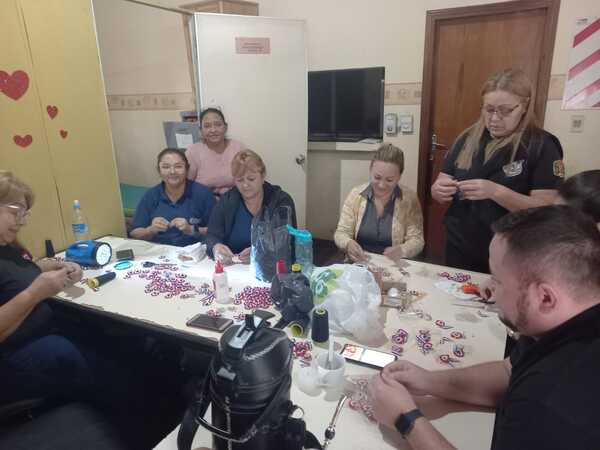 Diario HOY | Mujeres privadas de libertad donan 4.000 escarapelas