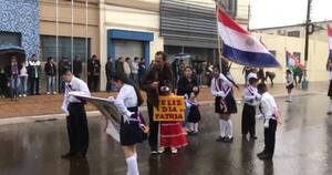 La Nación / “Patriotismo” criminal: En PJC estudiantes desfilaron en medio de la torrencial lluvia