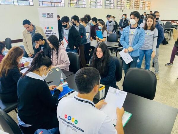 Estudiantes firmaron documento para usufructo de becas universitarias de Itaipu