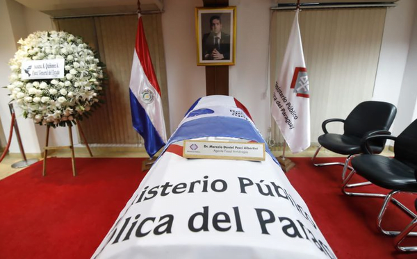 Restos del fiscal Marcelo Pecci son velados por sus amigos y familiares - Noticiero Paraguay