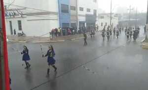 Desfilaron sin permiso del MEC bajo la lluvia y se armó la polémica