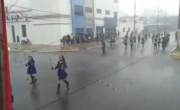 Desfilaron sin permiso del MEC bajo la lluvia y se armó la polémica