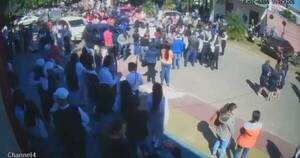 La Nación / Otro polémico desfile: gas lacrimógeno generó caos en desfile de Coronel Oviedo