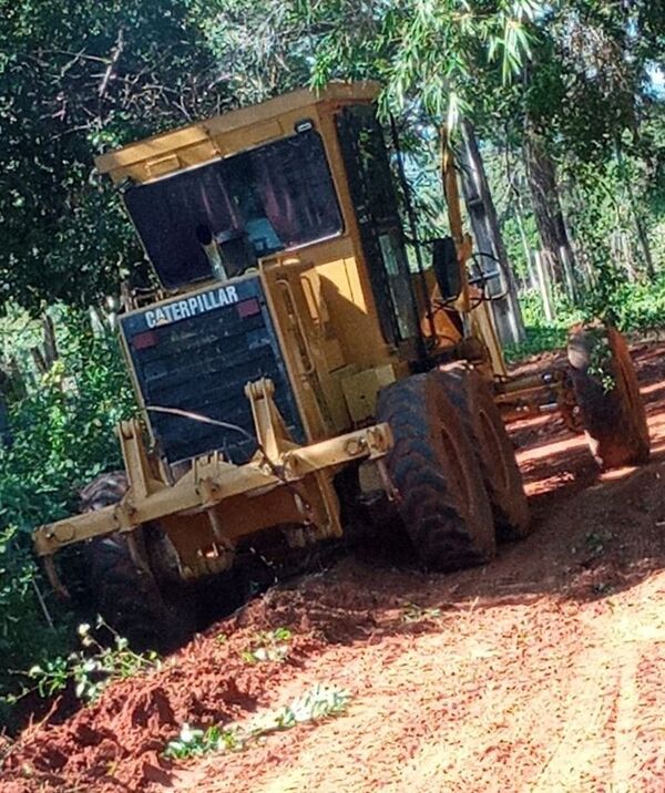 Ante indiferencia de autoridades, vecinos reparan un camino en Carapeguá - Nacionales - ABC Color