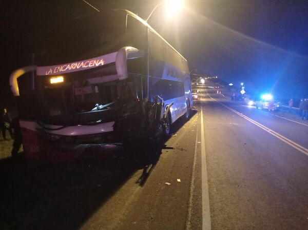 Colisión entre ómnibus y camioneta deja heridos y daños materiales en Misiones  - Nacionales - ABC Color