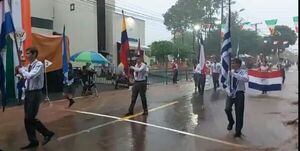 Intendente de Curuguaty asegura que desfile bajo lluvia fue decisión de padres y docentes - Nacionales - ABC Color
