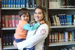 El desafío de ser madre y estudiante de Medicina •