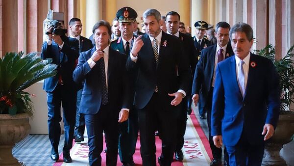 Proponen al presidente de Uruguay uso de un puerto para fábrica de celulosa