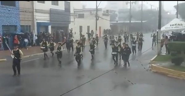 Indignación generalizada por desfile de niños bajo temporal en Pedro Juan Caballero