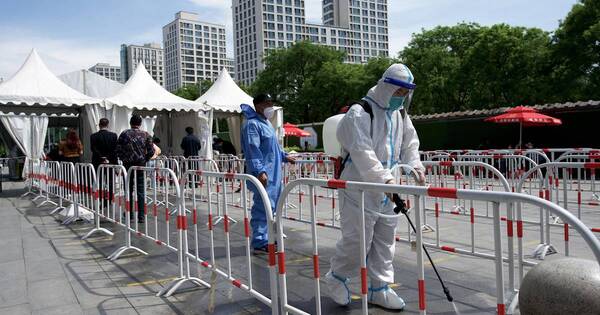 La Nación / COVID-19: China enfrenta al “enemigo invisible” con toneladas de desinfectante