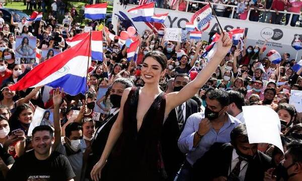 Crónica / [GALERÍA] Nadia Ferreira celebró la Independencia del Paraguay