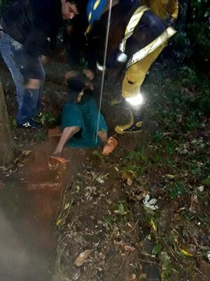 Mallorquín: bomberos rescatan a una mujer de 70 años que cayó a un pozo - ABC en el Este - ABC Color