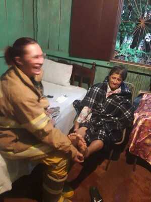 Bomberos rescatan con vida a anciana que cayó a pozo - La Clave