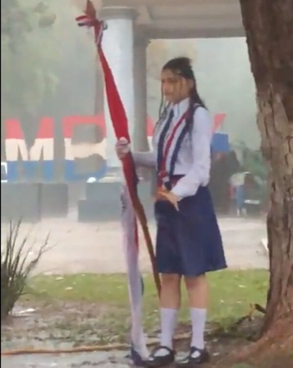 Indignación por desfile de alumnos bajo torrencial lluvia; piden al MEC intervenir colegios