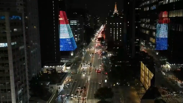 Proyectan bandera tricolor en edificio de 16 pisos de Brasil