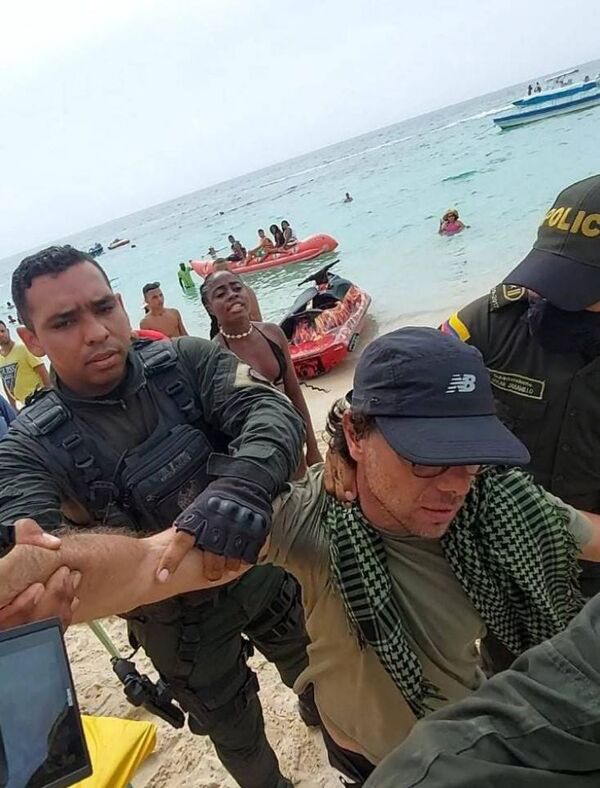 Periodista que reportaba sobre asesinato del fiscal Pecci fue detenido por policías en Colombia