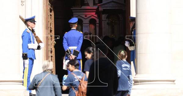 La Nación / En Ferrocarril exhiben autos antiguos y museo se puede visitar hoy