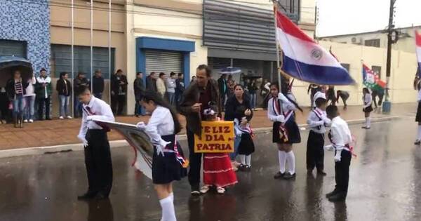 La Nación / Estudiantes desfilaron bajo la torrencial lluvia