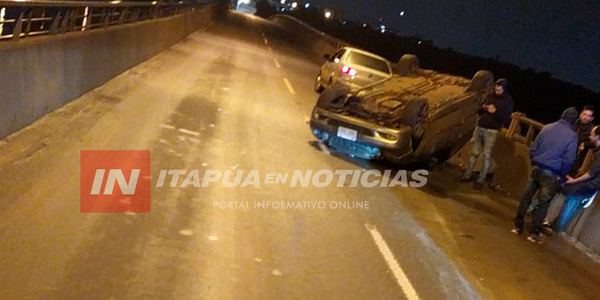 VUELCO DE VEHÍCULO SOBRE EL PUENTE SANTA MARIA