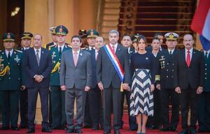 Con izamiento de pabellón, celebran 211 años de independencia