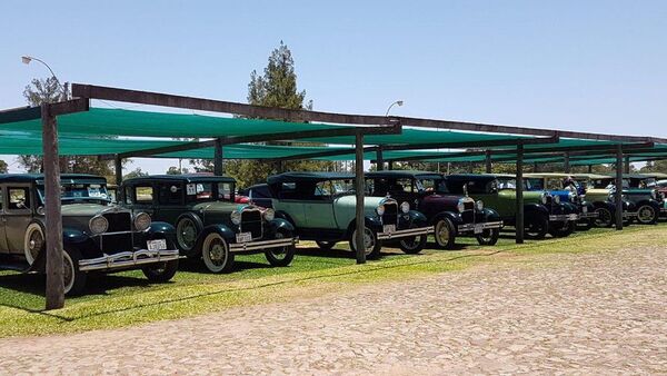 Más de 40 autos antiguos en exposición en la Estación del Ferrocarril - ADN Digital