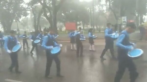 Desfilaron bajo la lluvia: "Quisimos suspender", dijo