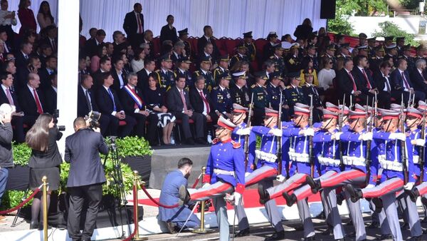 Tradicional desfile policial y militar en conmemoración por días patrios