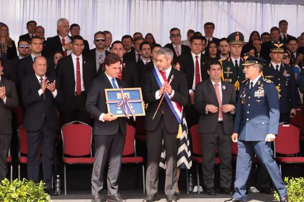 Realizan desfile por la Independencia Nacional y homenajean a aviadores uruguayos - .::Agencia IP::.