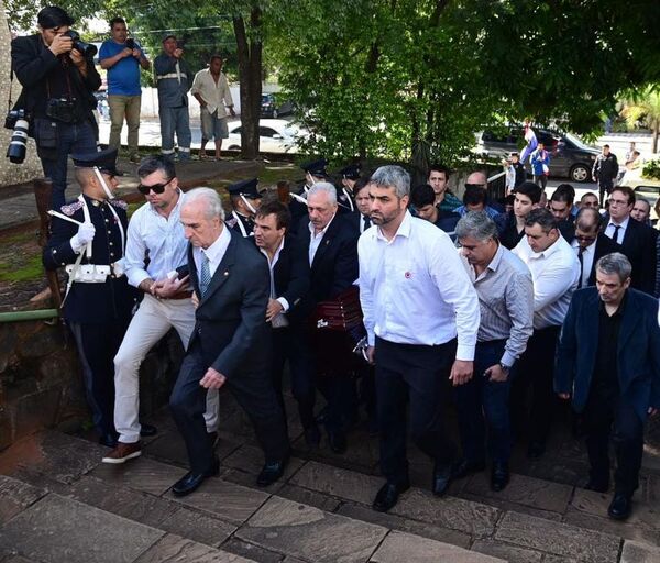 Restos de fiscal Marcelo Pecci ya descansan en cementerio Recoleta - Nacionales - ABC Color