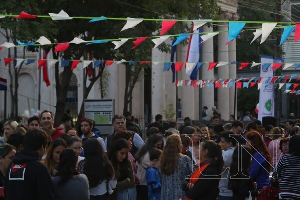 Diario HOY | Festejos patrios revitalizan movimiento en el microcentro de Asunción