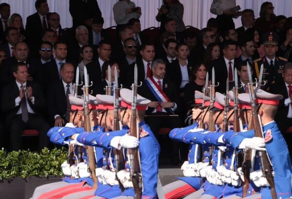 En desfile militar por la Independencia, homenajean a aviadores uruguayos