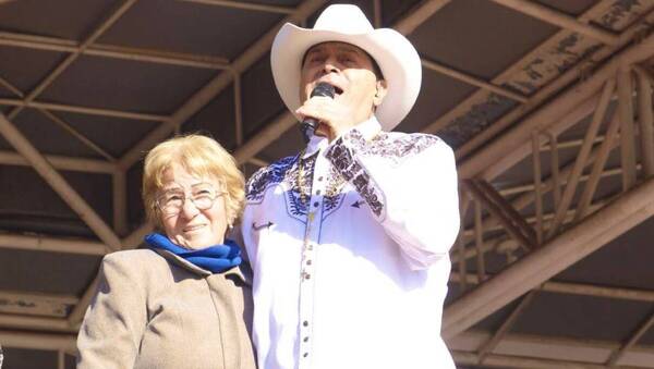Crónica / [VIDEO] "Lalo y Los Descalzos" homenajeó a las mamis en Caacupé