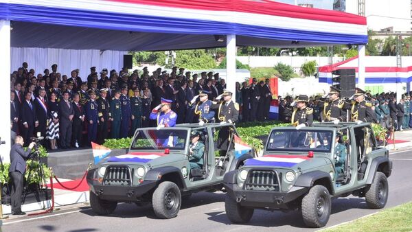 Colorido desfile policial y militar por días patrios