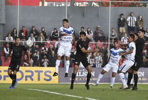 Libertad, por el carril sin baches - Fútbol - ABC Color