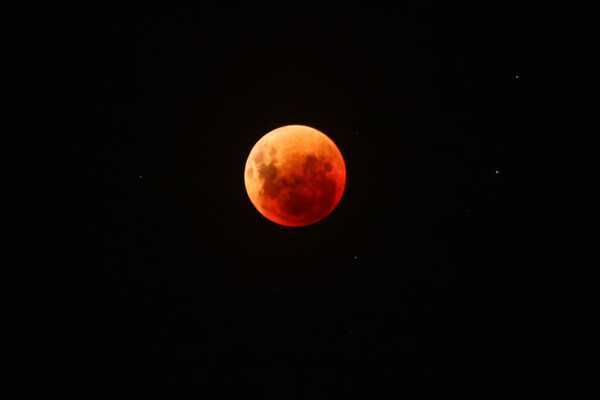 Diario HOY | Eclipse total de luna se apreció desde la Costanera de Asunción