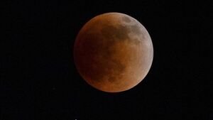 Eclipse de Luna provoca admiración en Paraguay