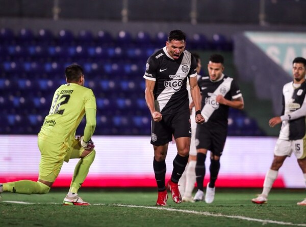 Olimpia goleó a Tacuary y se acerca al escolta del Apertura