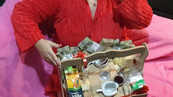 Su regalo del Día de la Madre fue con varios fajos de 100 mil