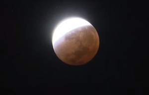 Eclipse de luna cautiva a observadores en la Costanera
