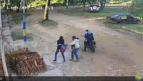 Motochorros asaltan a una estudiante en Luque •