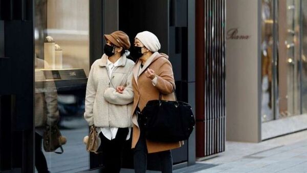 Japoneses que se niegan a quitarse la mascarilla en la calle, pese al fin del uso obligatorio