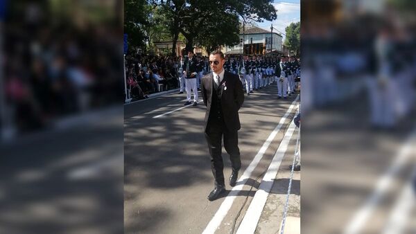 Le llueven piropos a profe de matemáticas por su foto del desfile en Pilar