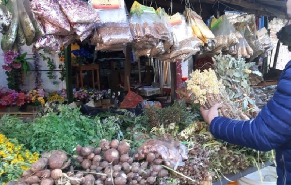 Con el frío aumentaron ventas de remedios para mate en el Mercado 4