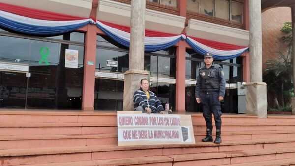 Historiador se encadena para exigir deuda a Comuna de Hernandarias